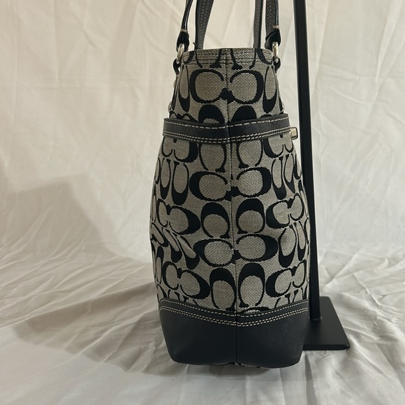 COACH HAMPTONS SIGNATURE LUNCH TOTE BLACK AND GREY F13973 - Picture 4 of 13